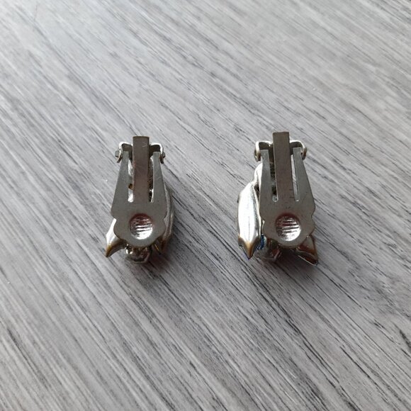 Vintage Clip On Earrings Blue Clear Glass Stones Fancy Flower Retro 50s 60s - Picture 9 of 10